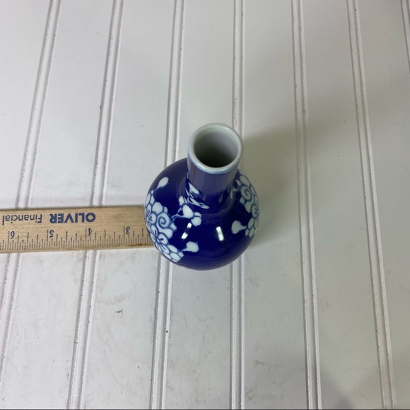 Asian Prunus blue & white floral small vase - Picture 6 of 7